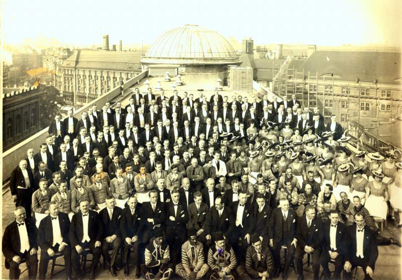 Haus Vaterland ein Teil der 1200 Mitarbeiter beim Fototermin auf dem Dach des HV, ca. 1928